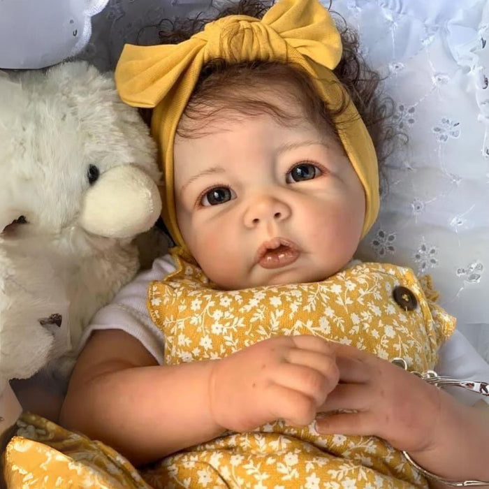 Bebê Reborn Agatha 55cm, boneca realista com corpo macio, olhos vivos, cabelo fio a fio e acessórios. Perfeita para crianças 3+, traz magia e ternura às brincadeiras!