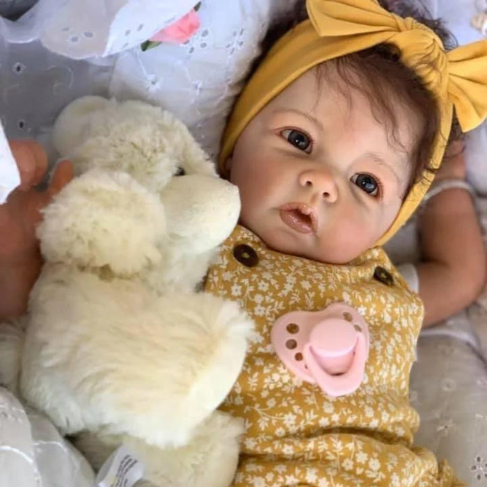Bebê Reborn Agatha 55cm, boneca realista com corpo macio, olhos vivos, cabelo fio a fio e acessórios. Perfeita para crianças 3+, traz magia e ternura às brincadeiras!