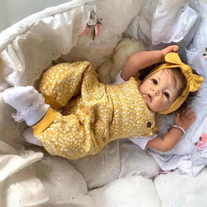 Bebê Reborn Agatha 55cm, boneca realista com corpo macio, olhos vivos, cabelo fio a fio e acessórios. Perfeita para crianças 3+, traz magia e ternura às brincadeiras!
