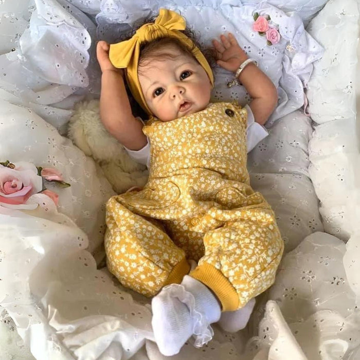 Bebê Reborn Agatha 55cm, boneca realista com corpo macio, olhos vivos, cabelo fio a fio e acessórios. Perfeita para crianças 3+, traz magia e ternura às brincadeiras!