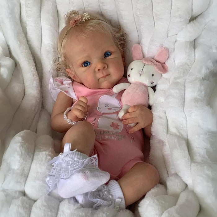 Bebê Reborn Alice 55cm, boneca realista com corpo macio, olhos vivos, cabelo fio a fio e acessórios. Perfeita para crianças 3+, traz magia e carinho às brincadeiras!
