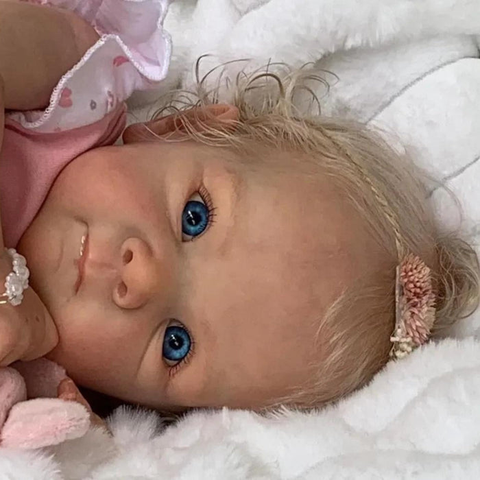 Bebê Reborn Alice 55cm, boneca realista com corpo macio, olhos vivos, cabelo fio a fio e acessórios. Perfeita para crianças 3+, traz magia e carinho às brincadeiras!