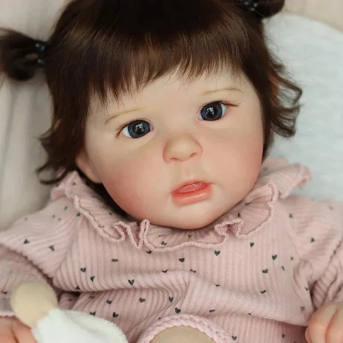 Bebê Reborn Aline 55cm, boneca realista com corpo macio, olhos vivos, cabelo fio a fio e acessórios. Perfeita para crianças 3+, traz magia e ternura às brincadeiras!