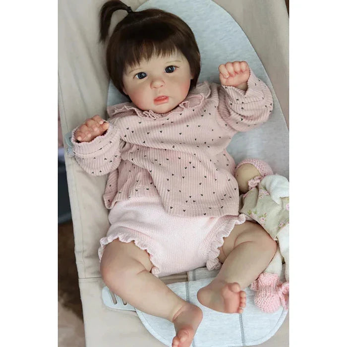 Bebê Reborn Aline 55cm, boneca realista com corpo macio, olhos vivos, cabelo fio a fio e acessórios. Perfeita para crianças 3+, traz magia e ternura às brincadeiras!