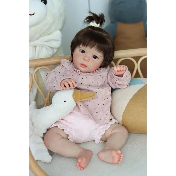 Bebê Reborn Aline 55cm, boneca realista com corpo macio, olhos vivos, cabelo fio a fio e acessórios. Perfeita para crianças 3+, traz magia e ternura às brincadeiras!