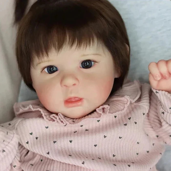 Bebê Reborn Aline 55cm, boneca realista com corpo macio, olhos vivos, cabelo fio a fio e acessórios. Perfeita para crianças 3+, traz magia e ternura às brincadeiras!
