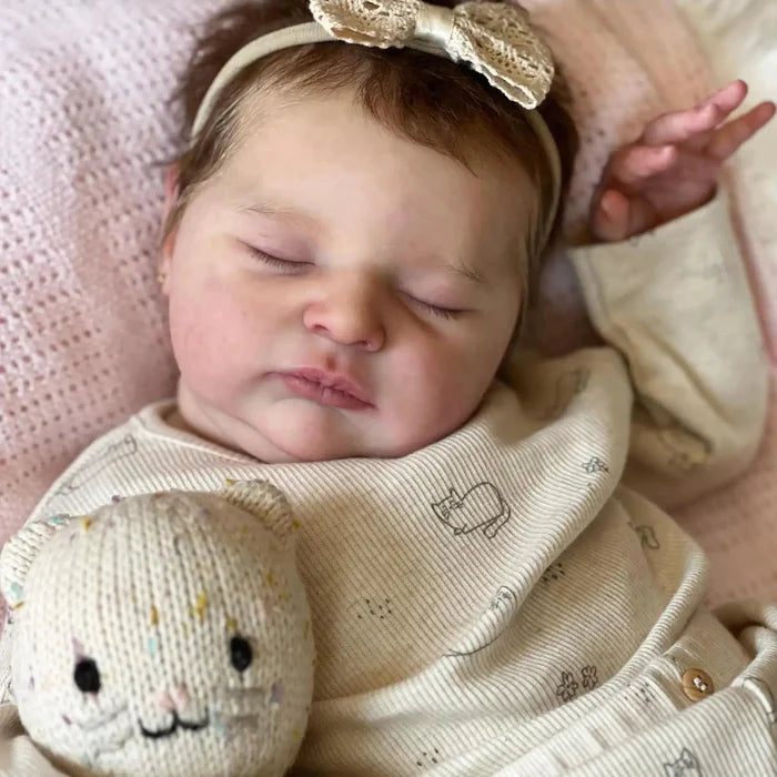 Bebê Reborn Amanda 50cm, boneca realista com corpo macio, olhos vivos, cabelo fio a fio e acessórios. Perfeita para crianças 3+, traz magia e carinho às brincadeiras!
