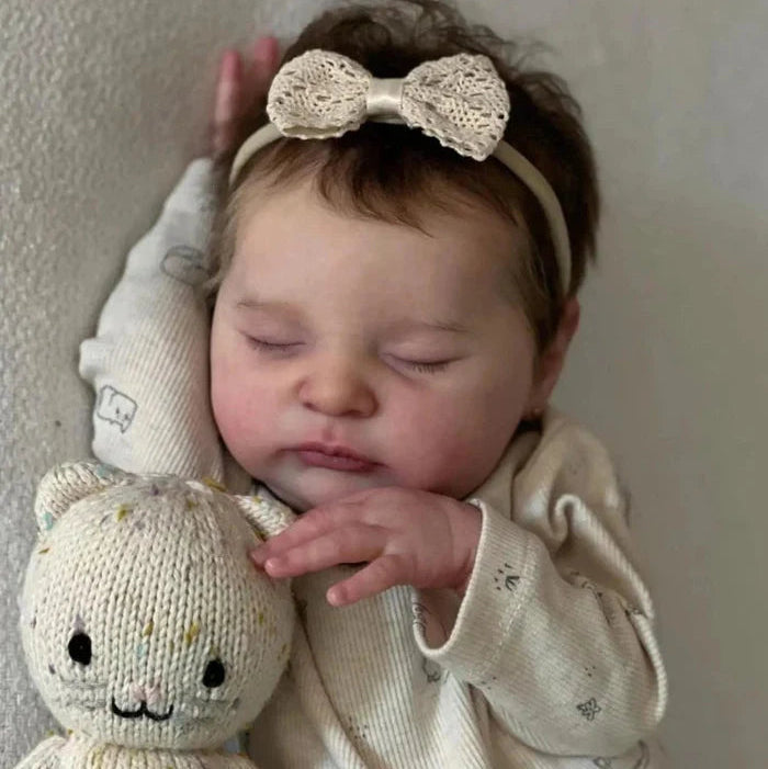 Bebê Reborn Amanda 50cm, boneca realista com corpo macio, olhos vivos, cabelo fio a fio e acessórios. Perfeita para crianças 3+, traz magia e carinho às brincadeiras!