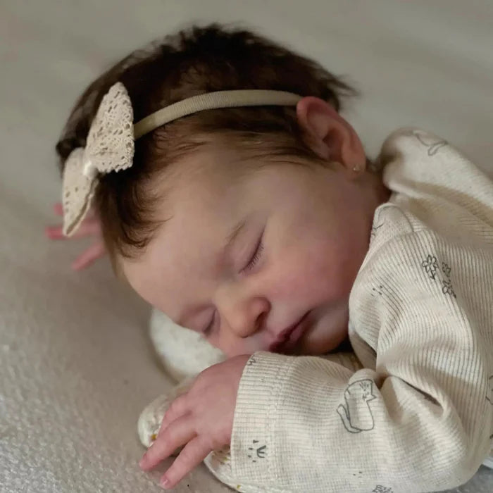Bebê Reborn Amanda 50cm, boneca realista com corpo macio, olhos vivos, cabelo fio a fio e acessórios. Perfeita para crianças 3+, traz magia e carinho às brincadeiras!