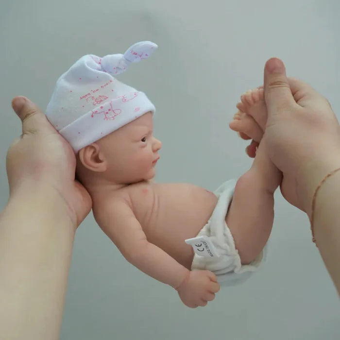 Bebê Reborn Arthur, boneco realista de silicone sólido com olhos abertos, membros móveis e acessórios. Perfeito para crianças 3+, traz ternura e magia às brincadeiras!