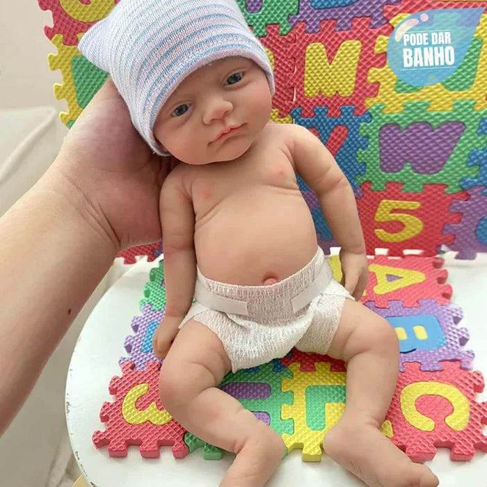 Bebê Reborn Arthur, boneco realista de silicone sólido com olhos abertos, membros móveis e acessórios. Perfeito para crianças 3+, traz ternura e magia às brincadeiras!