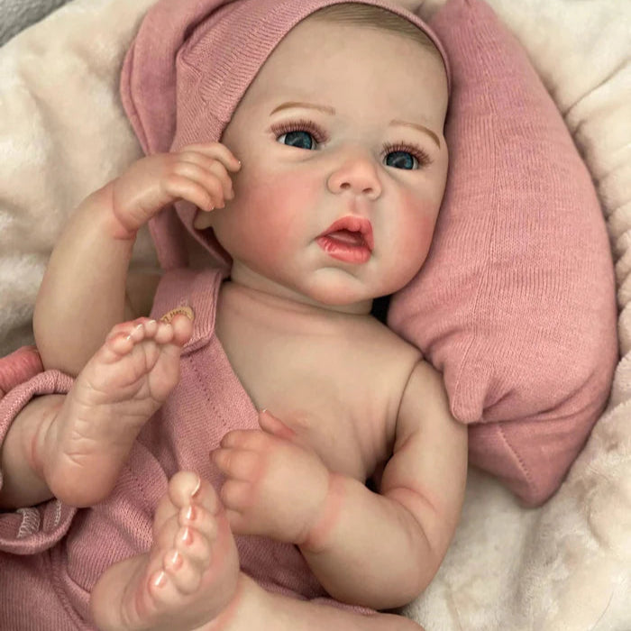Bebê Reborn Bia 47cm, boneca artesanal de silicone com pintura 3D, cabelo pintado e acessórios. Perfeita para crianças 3+ e colecionadores, ideal para banho e brincadeiras!