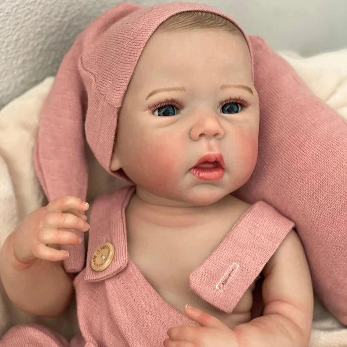 Bebê Reborn Bia 47cm, boneca artesanal de silicone com pintura 3D, cabelo pintado e acessórios. Perfeita para crianças 3+ e colecionadores, ideal para banho e brincadeiras!