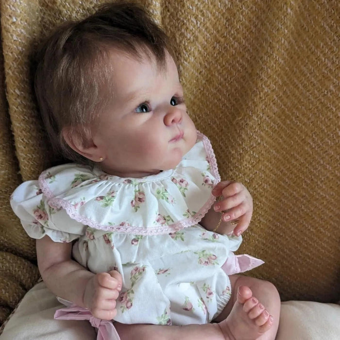 Bebê Reborn Camila 55cm, boneca realista com silicone macio, olhos vivos, cabelo fio a fio e acessórios. Perfeita para crianças 3+, traz magia às brincadeiras!