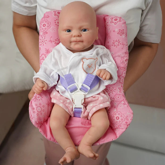 Bebê Reborn Carol, boneca realista de silicone sólido com olhos abertos, membros móveis e acessórios. Perfeita para crianças 3+, traz ternura e magia às brincadeiras!
