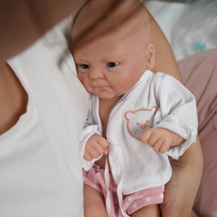 Bebê Reborn Carol, boneca realista de silicone sólido com olhos abertos, membros móveis e acessórios. Perfeita para crianças 3+, traz ternura e magia às brincadeiras!