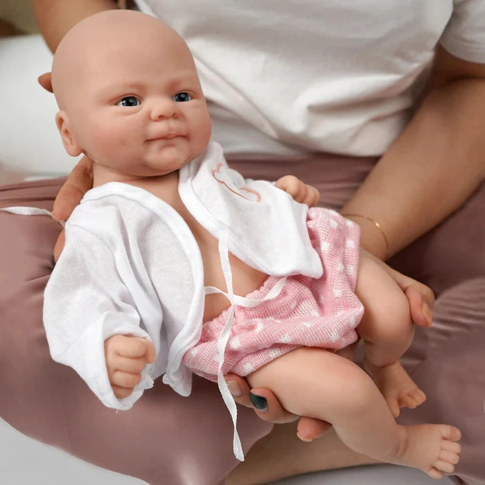 Bebê Reborn Carol, boneca realista de silicone sólido com olhos abertos, membros móveis e acessórios. Perfeita para crianças 3+, traz ternura e magia às brincadeiras!