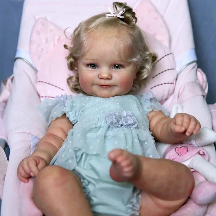Bebê Reborn Clara 51cm, boneca realista de silicone com olhos vivos, cabelo fio a fio e acessórios. Perfeita para crianças 3+, traz magia e carinho às brincadeiras!