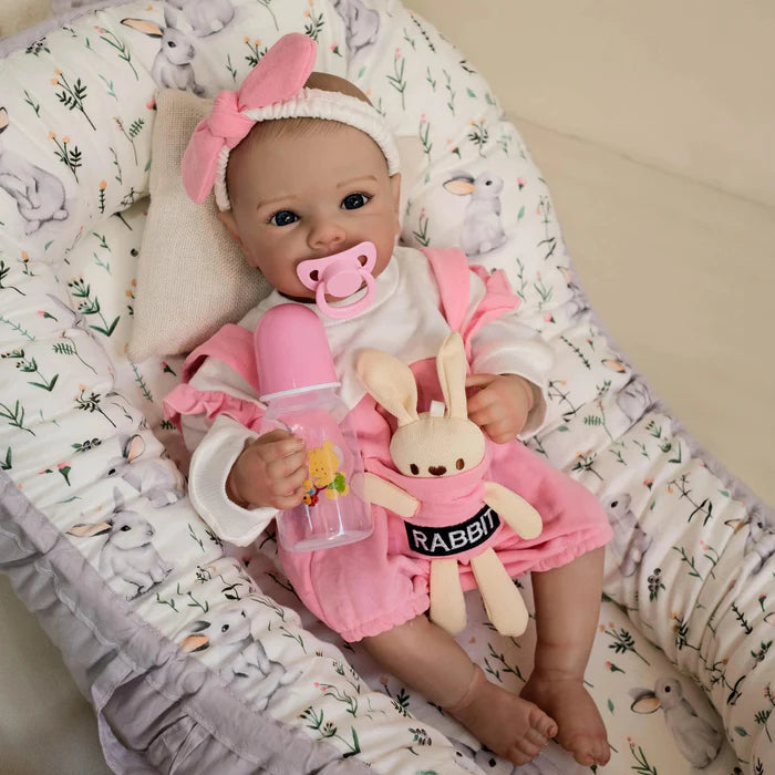 Bebê Reborn Coelhinha 48cm, boneca realista de silicone com olhos azuis, cabelo pintado, roupa de coelhinha e acessórios. Perfeita para crianças 3+ e colecionadores!