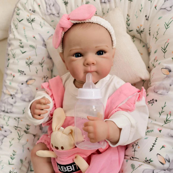 Bebê Reborn Coelhinha 48cm, boneca realista de silicone com olhos azuis, cabelo pintado, roupa de coelhinha e acessórios. Perfeita para crianças 3+ e colecionadores!