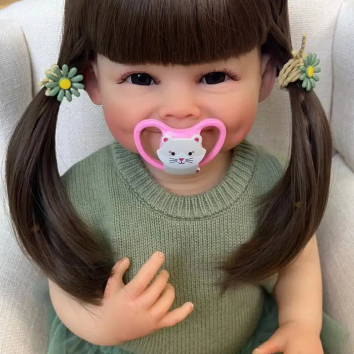 Bebê Reborn Bruninha 55cm, boneca realista de silicone com olhos vivos, cabelo fio a fio e acessórios. Perfeita para crianças 3+, traz magia e ternura às brincadeiras!
