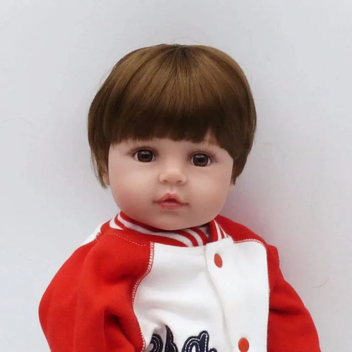 Bebê Reborn Daniel 56cm, boneco realista de silicone com olhos vivos, cabelo fio a fio e acessórios. Perfeito para crianças 3+, traz ternura e magia às brincadeiras!