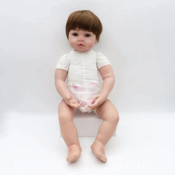 Bebê Reborn Daniel 56cm, boneco realista de silicone com olhos vivos, cabelo fio a fio e acessórios. Perfeito para crianças 3+, traz ternura e magia às brincadeiras!