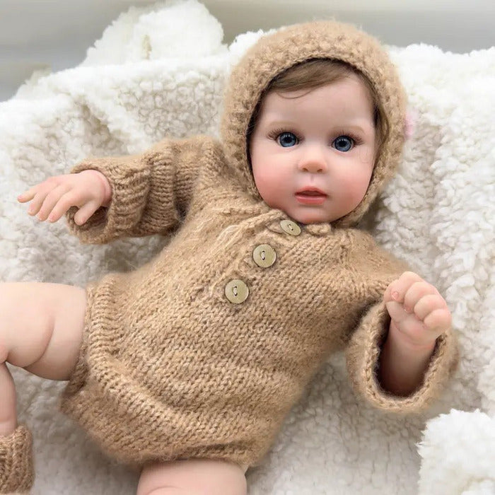 Bebê Reborn Emily 50cm, boneca realista de silicone com olhos abertos, cabelo enraizado e acessórios. Perfeita para crianças 3+, fomenta cuidado e imaginação!