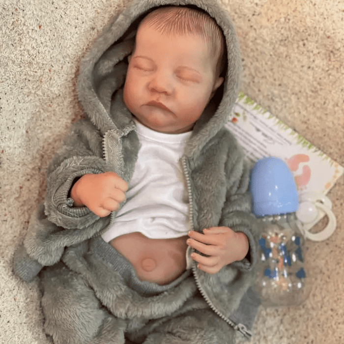 Bebê Reborn Heitor, boneco realista de 1,2kg com silicone, olhos fechados, cabelo pintado e acessórios. Perfeito para crianças 3+, fomenta cuidado e imaginação!