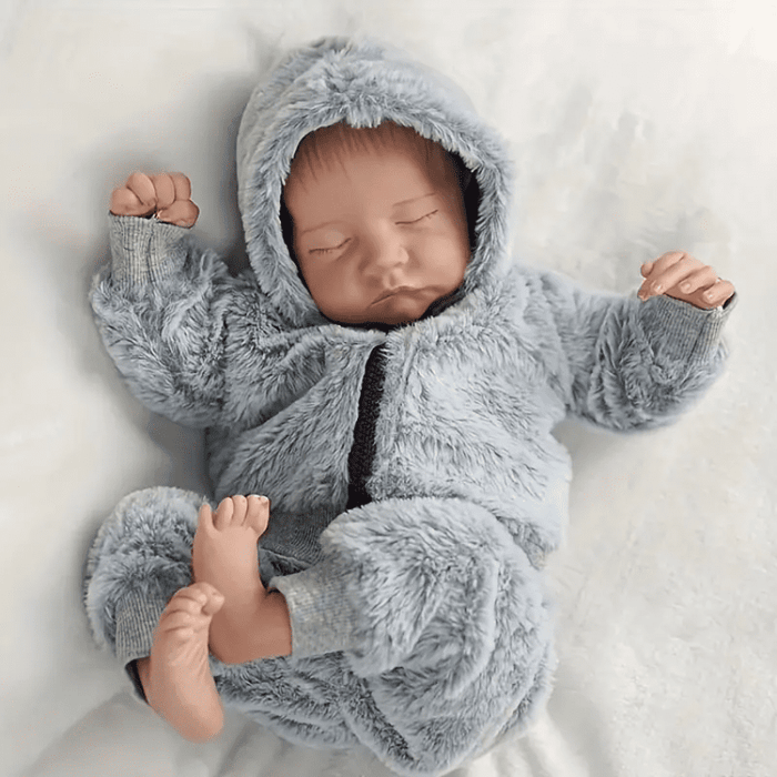 Bebê Reborn Heitor, boneco realista de 1,2kg com silicone, olhos fechados, cabelo pintado e acessórios. Perfeito para crianças 3+, fomenta cuidado e imaginação!