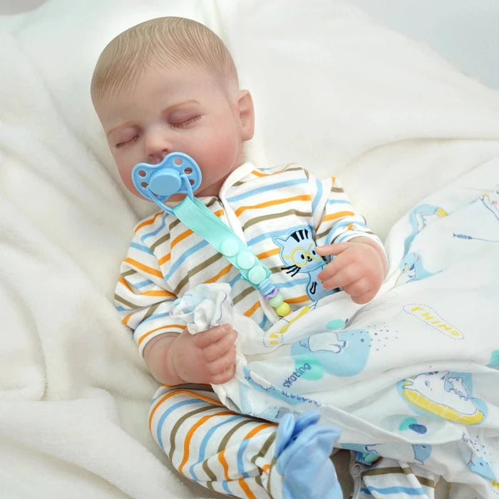Bebê Reborn Isaac 48cm, boneco realista de silicone com olhos fechados, cabelo pintado e acessórios. Perfeito para crianças 3+, fomenta cuidado e imaginação!