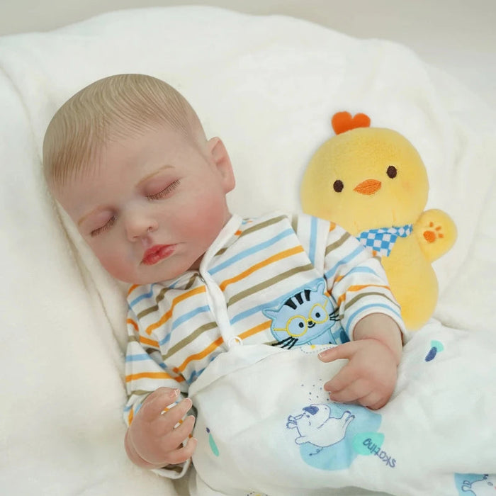 Bebê Reborn Isaac 48cm, boneco realista de silicone com olhos fechados, cabelo pintado e acessórios. Perfeito para crianças 3+, fomenta cuidado e imaginação!