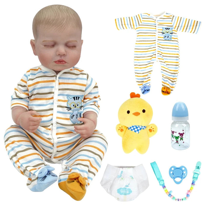 Bebê Reborn Isaac 48cm, boneco realista de silicone com olhos fechados, cabelo pintado e acessórios. Perfeito para crianças 3+, fomenta cuidado e imaginação!