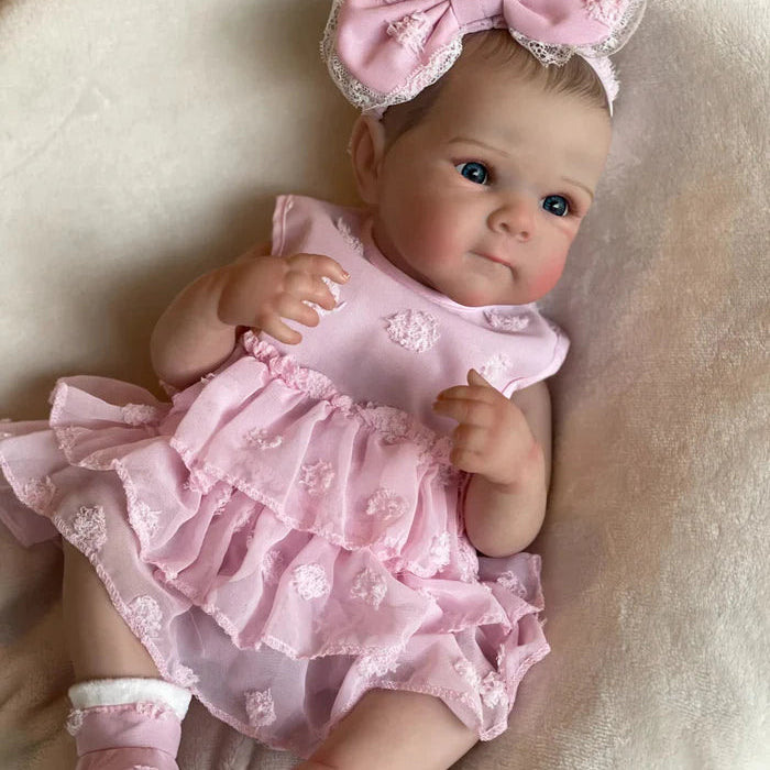 Bebê Reborn Isadora 47cm, boneca realista de silicone com olhos acrílicos, cílios longos e cabelo pintado. Perfeita para crianças 3+, traz magia às brincadeiras!