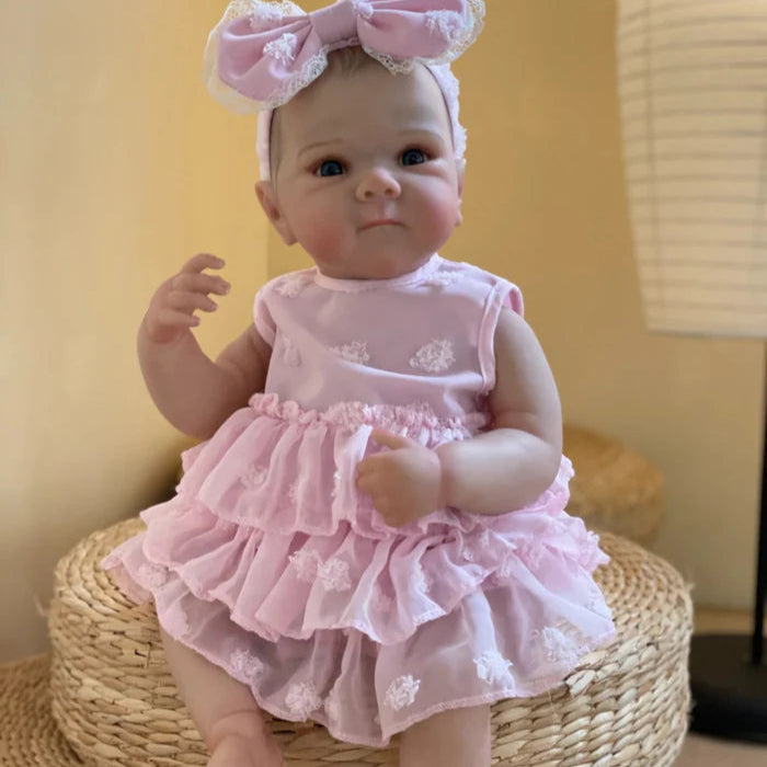Bebê Reborn Isadora 47cm, boneca realista de silicone com olhos acrílicos, cílios longos e cabelo pintado. Perfeita para crianças 3+, traz magia às brincadeiras!