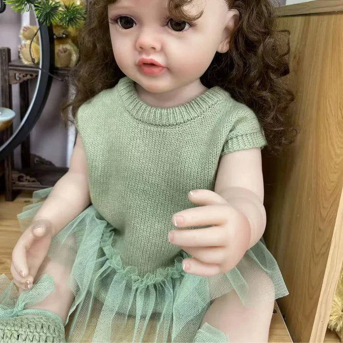 Bebê Reborn Jade 55cm, boneca realista de silicone com olhos fixos, cabelo enraizado e acessórios. Perfeita para crianças 3+, traz magia e ternura às brincadeiras!