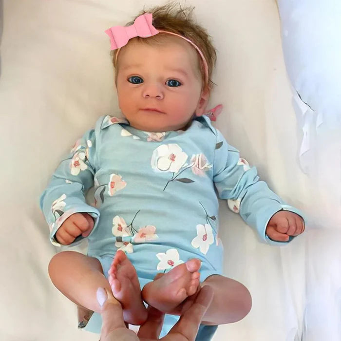 Bebê Reborn Júlia 60cm, boneca realista de silicone macio com olhos vivos, aroma suave e acessórios. Perfeita para crianças 3+, traz magia e carinho às brincadeiras!