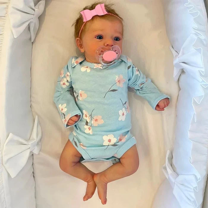 Bebê Reborn Júlia 60cm, boneca realista de silicone macio com olhos vivos, aroma suave e acessórios. Perfeita para crianças 3+, traz magia e carinho às brincadeiras!