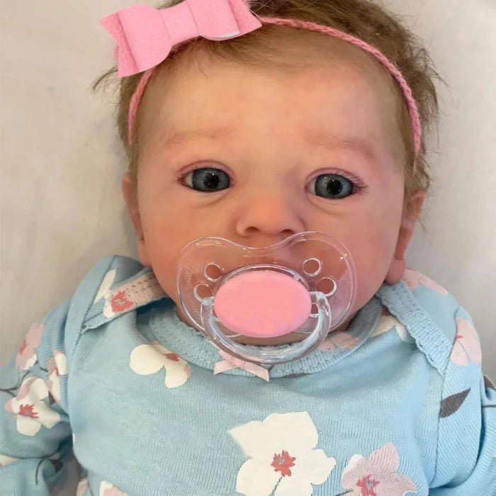 Bebê Reborn Júlia 60cm, boneca realista de silicone macio com olhos vivos, aroma suave e acessórios. Perfeita para crianças 3+, traz magia e carinho às brincadeiras!