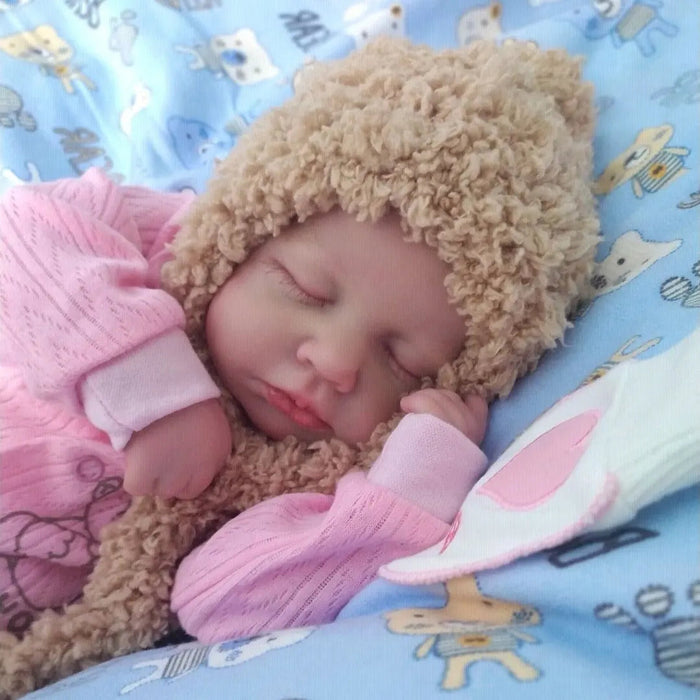 Bebê Reborn Laís 44-50cm, boneca realista de silicone com olhos fechados, cabelo pintado e acessórios. Perfeita para crianças 3+, traz ternura e magia às brincadeiras!