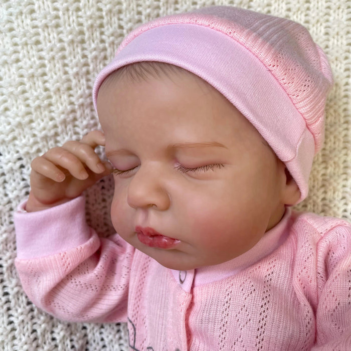 Bebê Reborn Laís 44-50cm, boneca realista de silicone com olhos fechados, cabelo pintado e acessórios. Perfeita para crianças 3+, traz ternura e magia às brincadeiras!