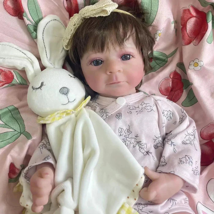 Bebê Reborn Lúcia 46cm, boneca de silicone realista com olhos vivos, cabelo enraizado e acessórios. Perfeita para crianças 3+, traz carinho e magia às brincadeiras!
