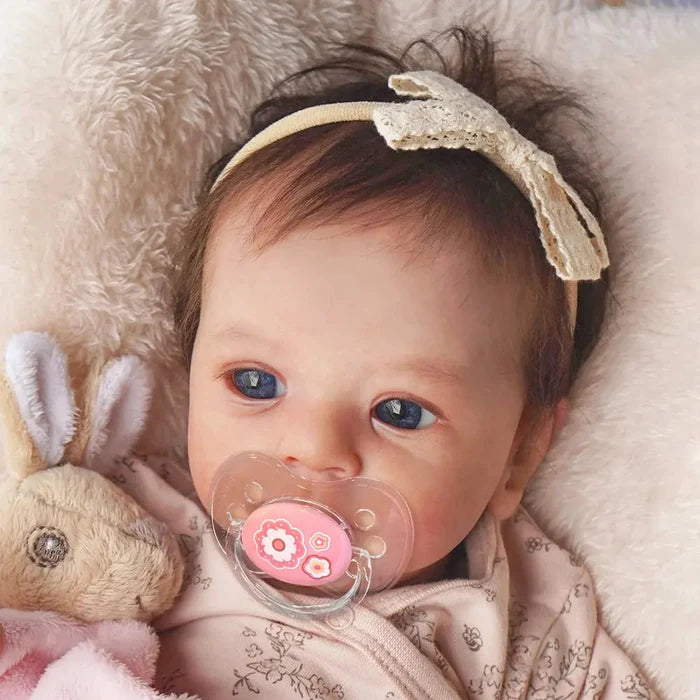 Bebê Reborn Lúcia 46cm, boneca de silicone realista com olhos vivos, cabelo enraizado e acessórios. Perfeita para crianças 3+, traz carinho e magia às brincadeiras!