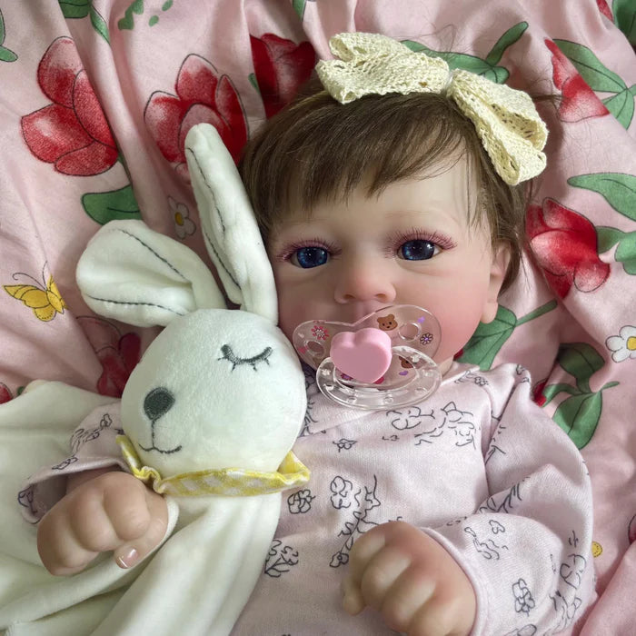 Bebê Reborn Lúcia 46cm, boneca de silicone realista com olhos vivos, cabelo enraizado e acessórios. Perfeita para crianças 3+, traz carinho e magia às brincadeiras!