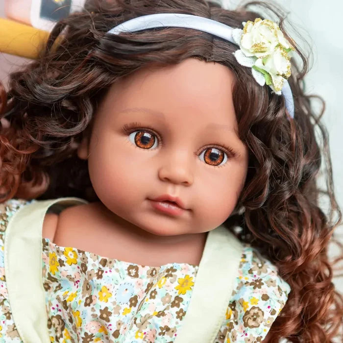 Bebê Reborn Maggie 55cm, boneca realista de silicone com olhos vivos, cabelo enraizado e acessórios. Perfeita para crianças 3+, traz magia e ternura às brincadeiras!