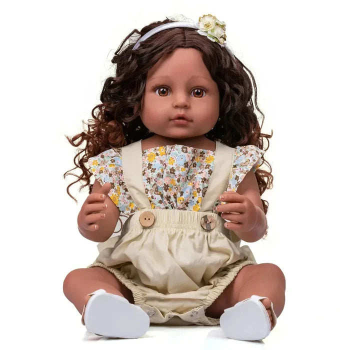 Bebê Reborn Maggie 55cm, boneca realista de silicone com olhos vivos, cabelo enraizado e acessórios. Perfeita para crianças 3+, traz magia e ternura às brincadeiras!