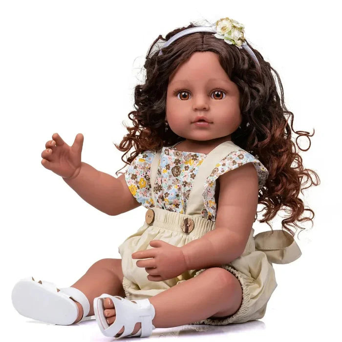 Bebê Reborn Maggie 55cm, boneca realista de silicone com olhos vivos, cabelo enraizado e acessórios. Perfeita para crianças 3+, traz magia e ternura às brincadeiras!