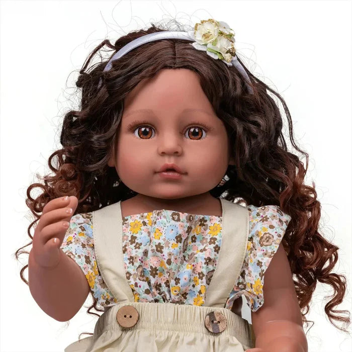 Bebê Reborn Maggie 55cm, boneca realista de silicone com olhos vivos, cabelo enraizado e acessórios. Perfeita para crianças 3+, traz magia e ternura às brincadeiras!