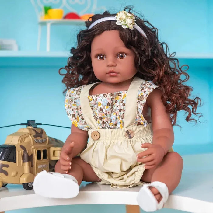 Bebê Reborn Maggie 55cm, boneca realista de silicone com olhos vivos, cabelo enraizado e acessórios. Perfeita para crianças 3+, traz magia e ternura às brincadeiras!
