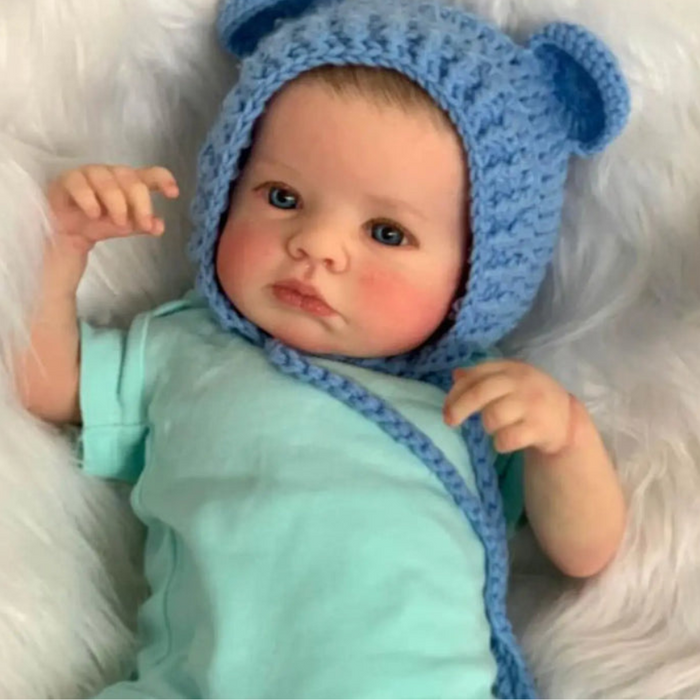 Bebê Reborn Matheus 45cm, boneco realista de silicone com olhos fixos, cabelo pintado e acessórios. Perfeito para crianças 3+, fomenta cuidado e imaginação!